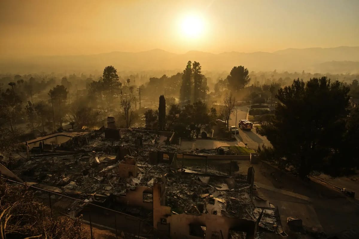 Así luce la comunidad de Eaton en Los Ángeles, California, tras el incendio masivo. | Crédito: AP/John Locher
