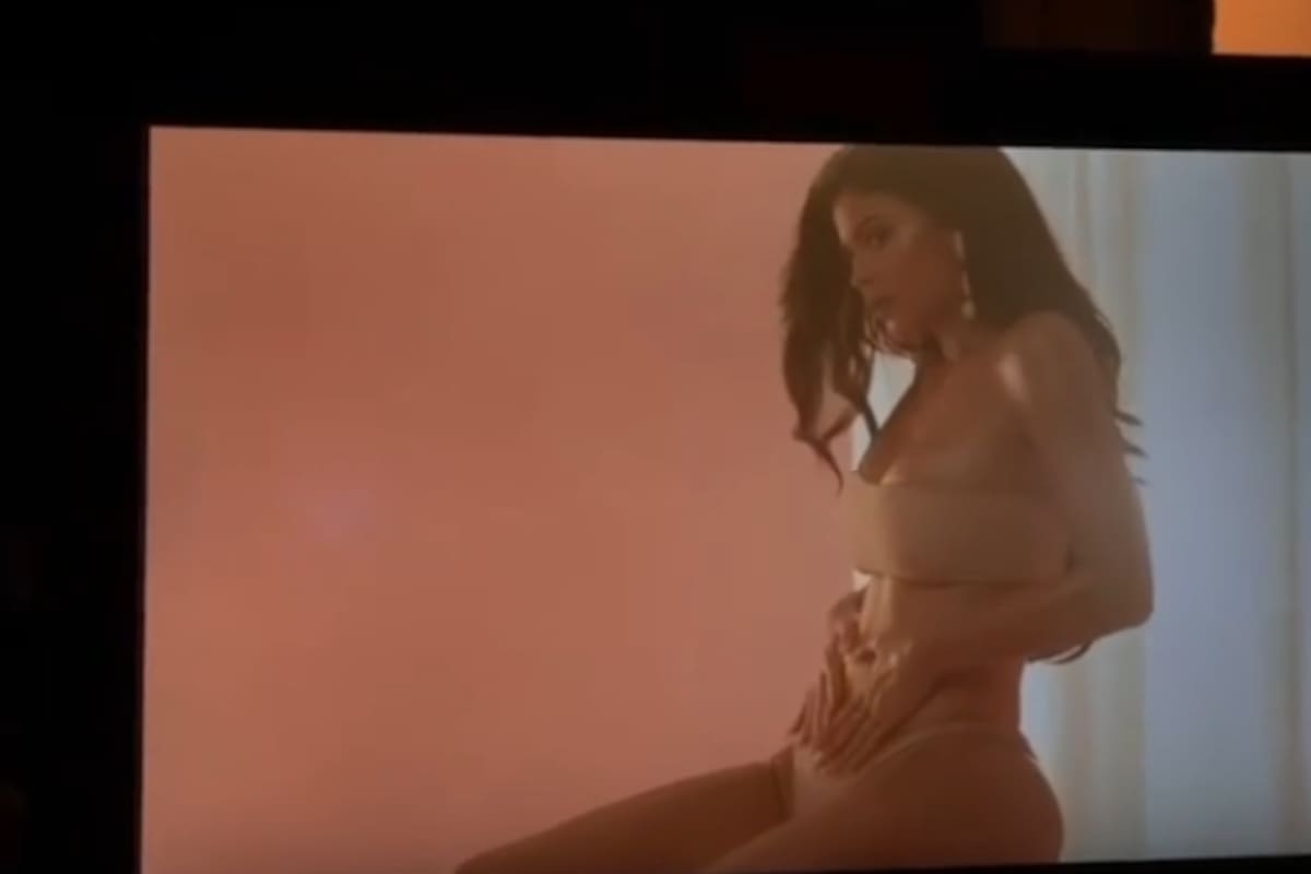Kylie Jenner comparte video frotando su cuerpo en ropa interior; fanáticos ''enloquecen''