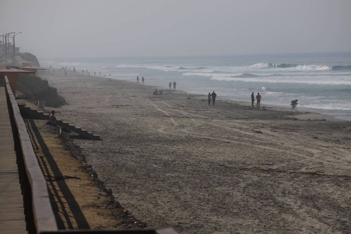 ‘Sobrevive’ una playa para bañistas en Tijuana