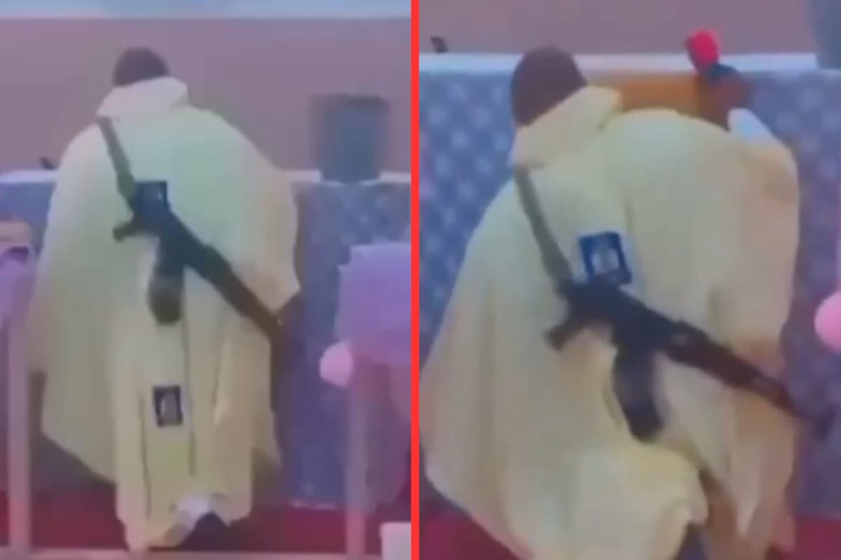 Captan a sacerdote católico en Nigeria oficiando misa con un rifle en la espalda ante ataques contra iglesias cristianas (VIDEO)