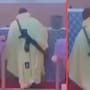 Captan a sacerdote católico en Nigeria oficiando misa con un rifle en la espalda ante ataques contra iglesias cristianas (VIDEO)