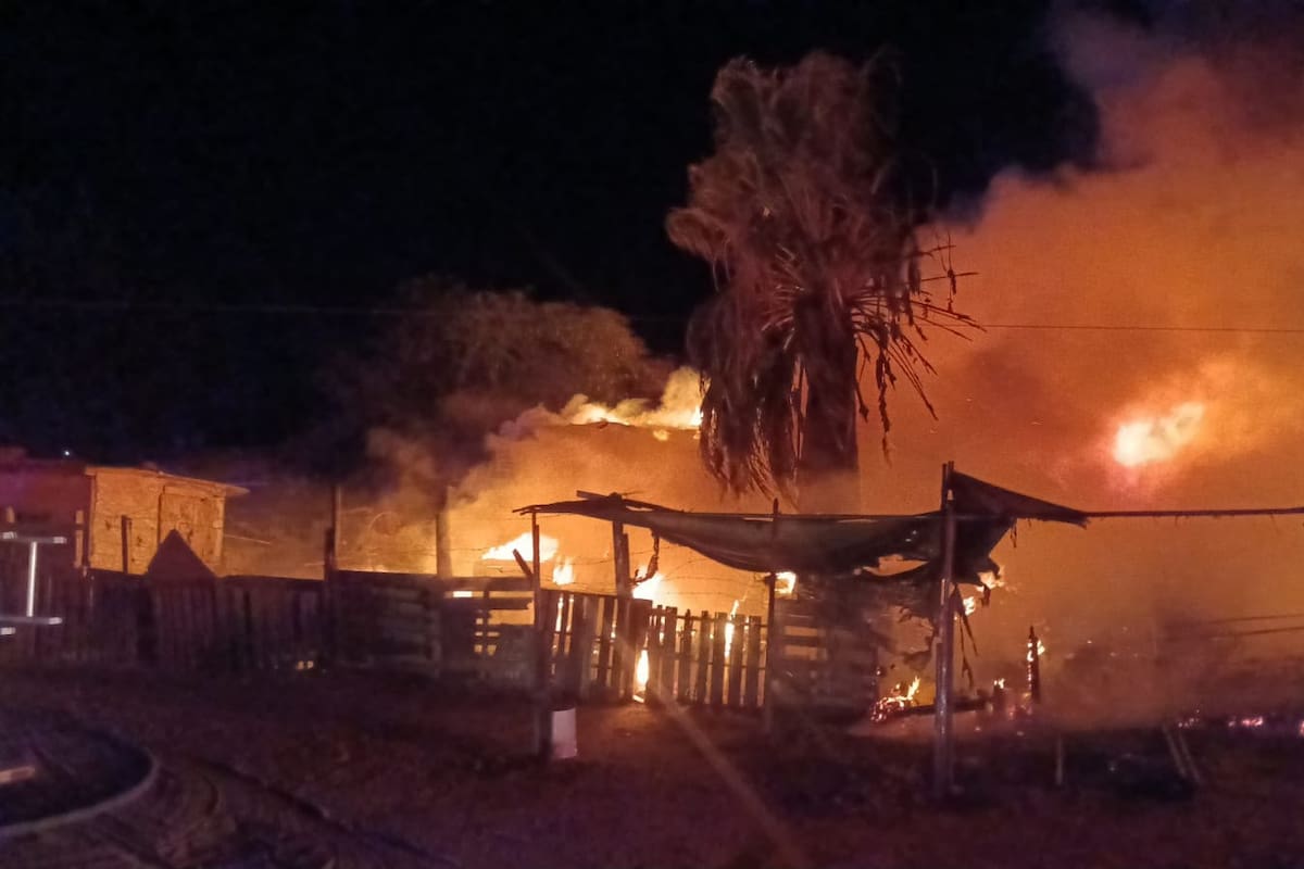 Incendio consume cuatro viviendas durante la madrugada en SLRC