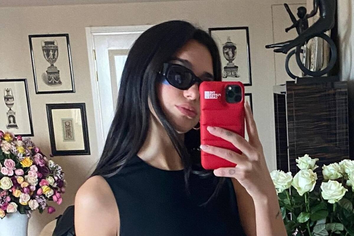 Dua Lipa enciende Instagram con leotardo de vinil negro, mientras promociona calzado deportivo