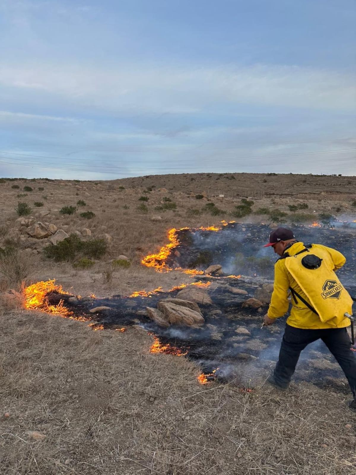 Estos brigadistas estarán trabajando en Rosarito hasta el mes de julio del 2026. Foto: Carmen Gutierrez
