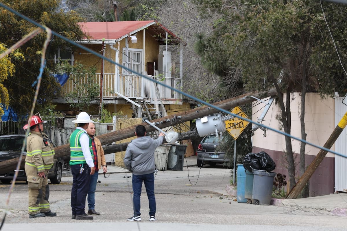 Tráiler derriba tres postes y deja sin luz al Centro Escolar Agua Caliente