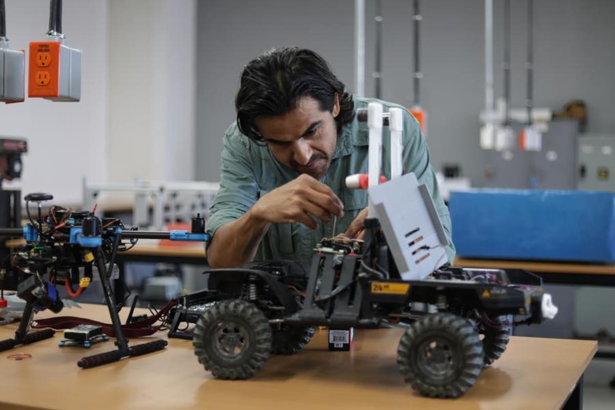(251121) CIUDAD DE MEXICO, 21 noviembre, 2025 (Xinhua) Imagen del 19 de noviembre de 2025 del doctor, Rodolfo Vera Amaro, de la Unidad Profesional Interdisciplinaria en Ingeniería y Tecnologías Avanzadas del Instituto Politécnico Nacional (IPN) de México, trabajando en un vehículo robótico (rover), en la Ciudad de México, capital de México. (Xinhua/Francisco Cañedo) (fc) (oa) (ra) (ce)