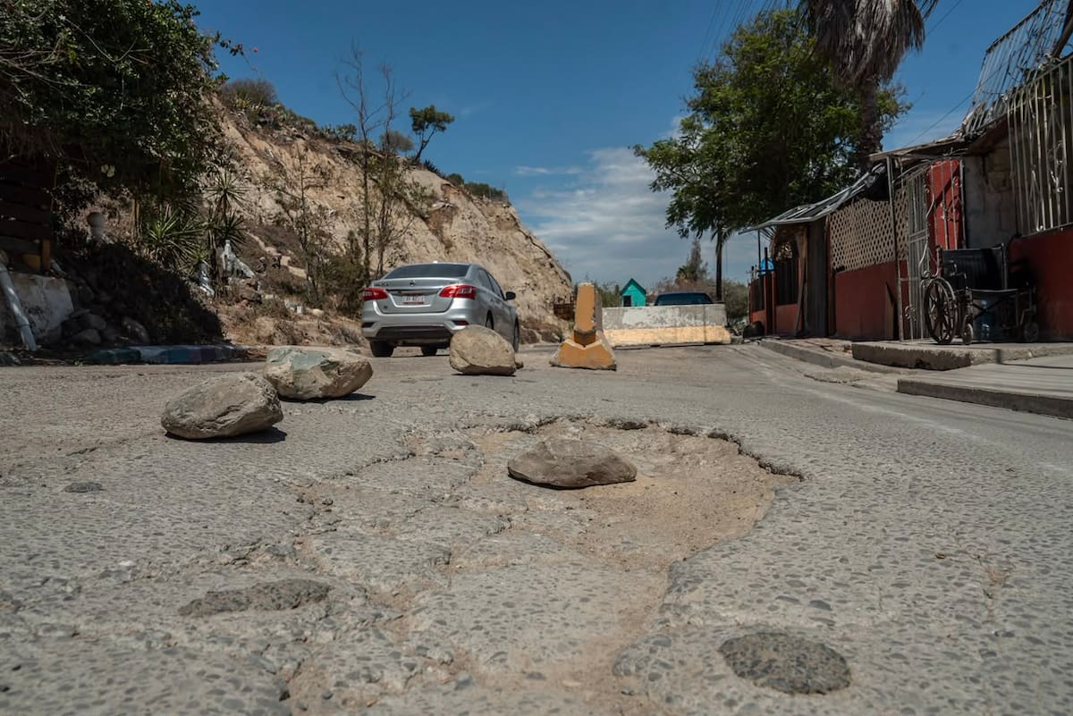 Habitantes de la colonia Defensores solicitaron el cierre preventivo de la calle Benito Juárez al considerar que el hundimiento representa un riesgo para automovilistas, peatones y viviendas cercanas. Foto: Border Zoom.