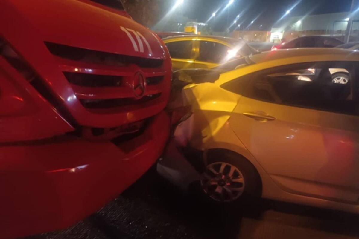 Un camión urbano se impactó contra un vehículo