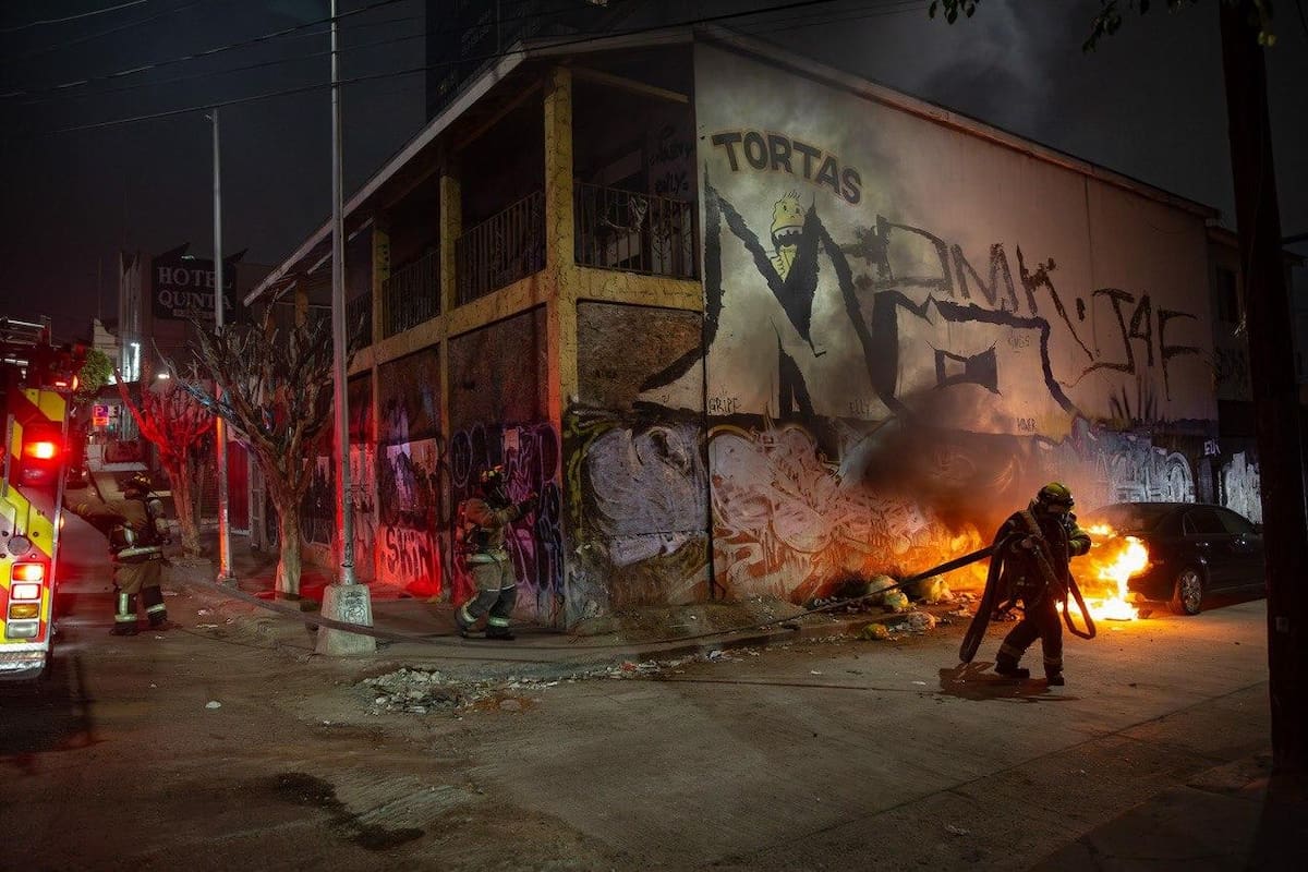 Se incendia automóvil en la Zona Centro de Tijuana sin lesionados