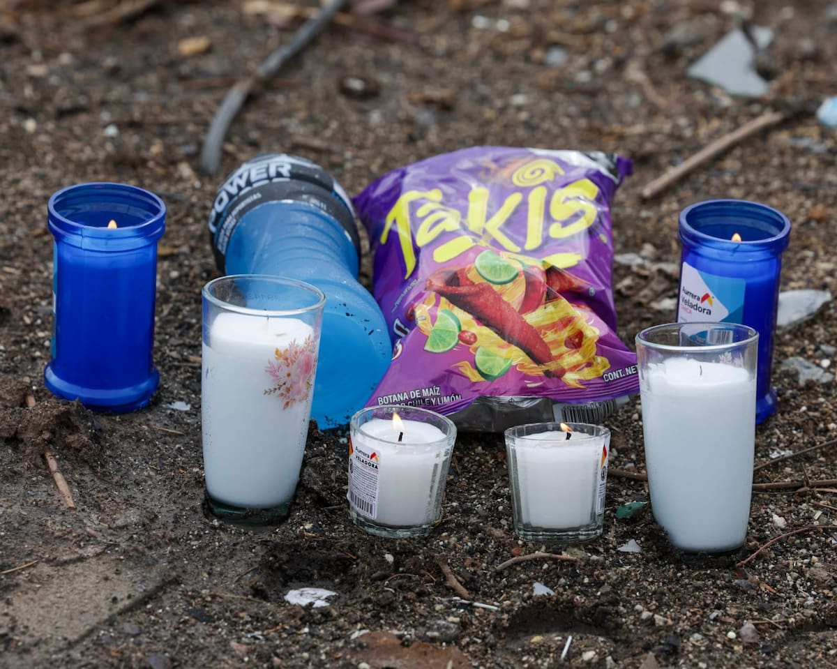 Familiares y amigos de Alexis, de 15 años, colocaron veladoras y alimentos en el sitio donde el adolescente murió tras recibir una descarga eléctrica en Hacienda Las Torres. FOTO: Javier Gallegos