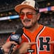 Ricardo Pérez de La Cotorrisa explica cómo pasó vergüenza en TV nacional al confundir un jersey de Hermosillo con uno de Houston durante una entrevista en juego de la MLB en vivo