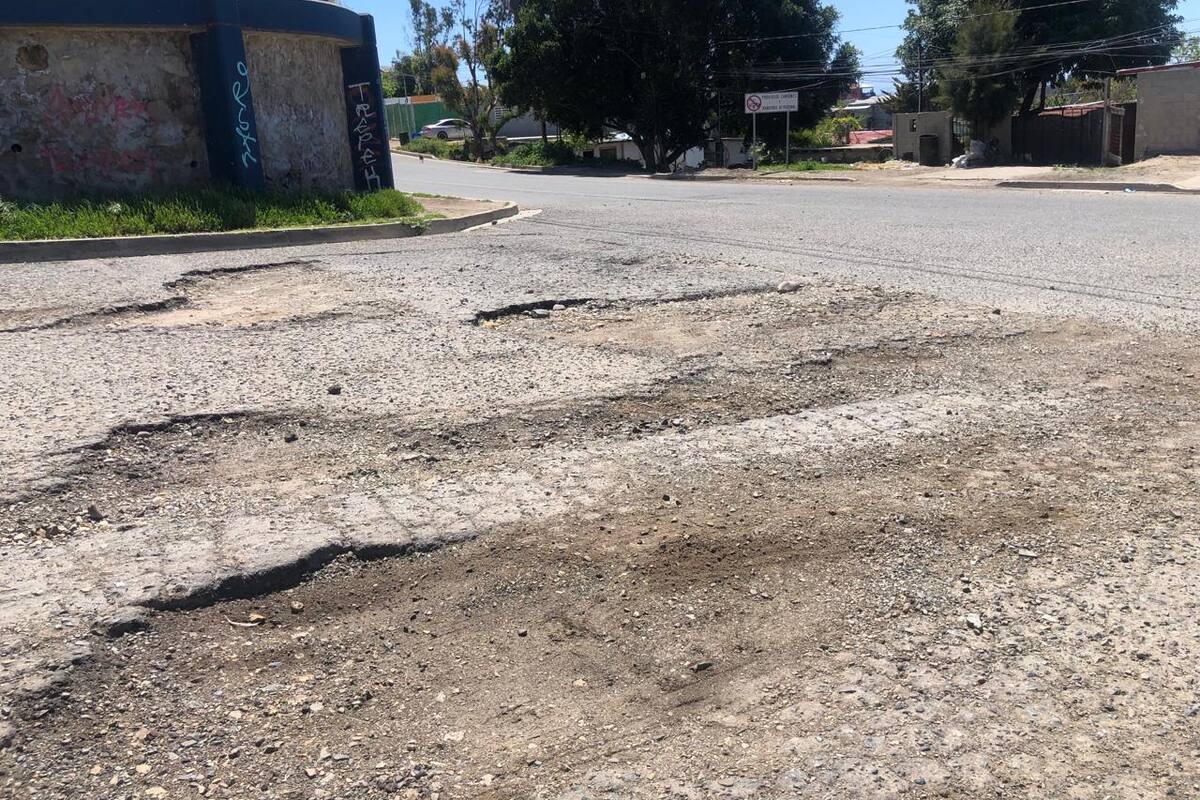 Presenta enorme baches avenida Romualdo Gallardo