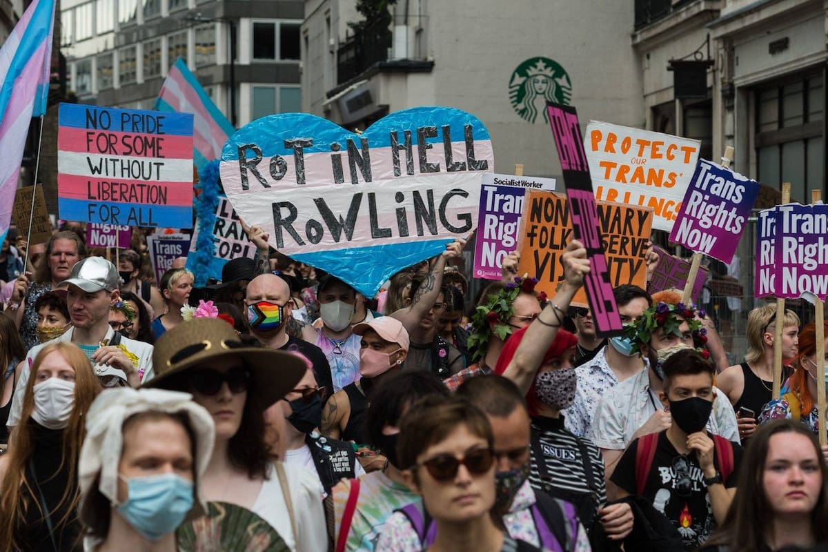 J.K. Rowling ataca de nuevo a comunidad trans con dinero de Harry Potter