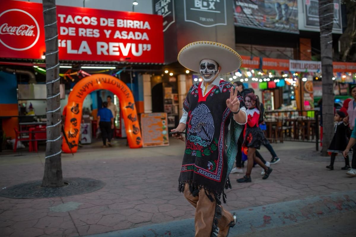 Negocios y restaurantes de la zona se sumaron a la celebración decorando fachadas y ofreciendo dulces. Foto: Border Zoom