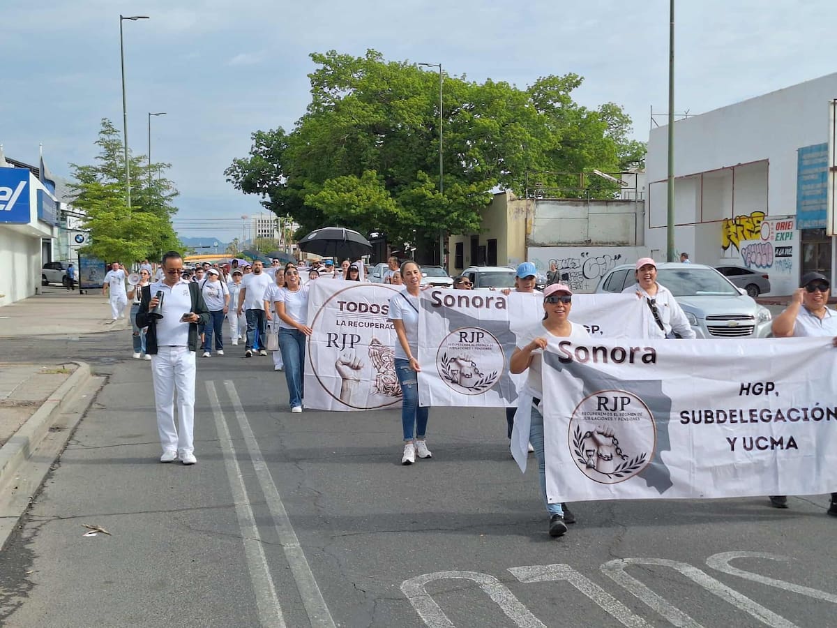 Empleados del IMSS se manifestaron pacíficamente desde la Plaza Emiliana de Zubeldía hasta Palacio de Gobierno para exigir un sistema de jubilación seguro.