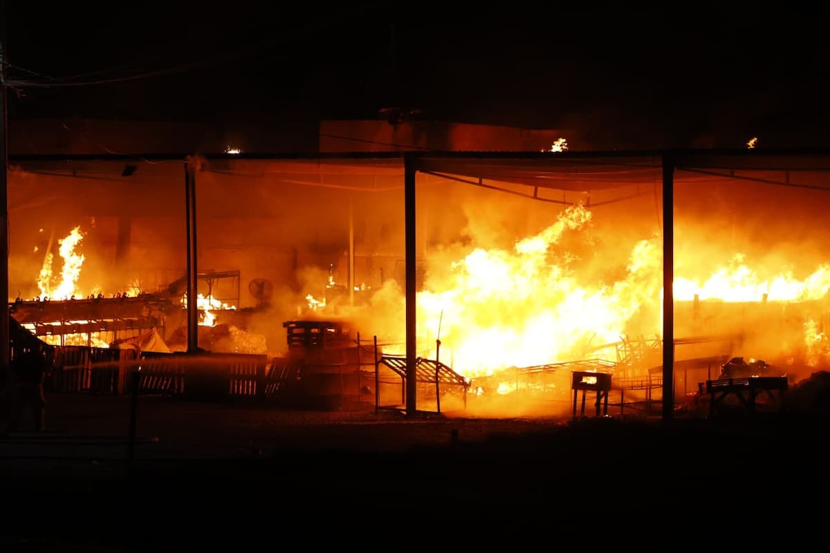 Bomberos atienden incendio en Central de Abastos Francisco I. Madero en Hermosillo