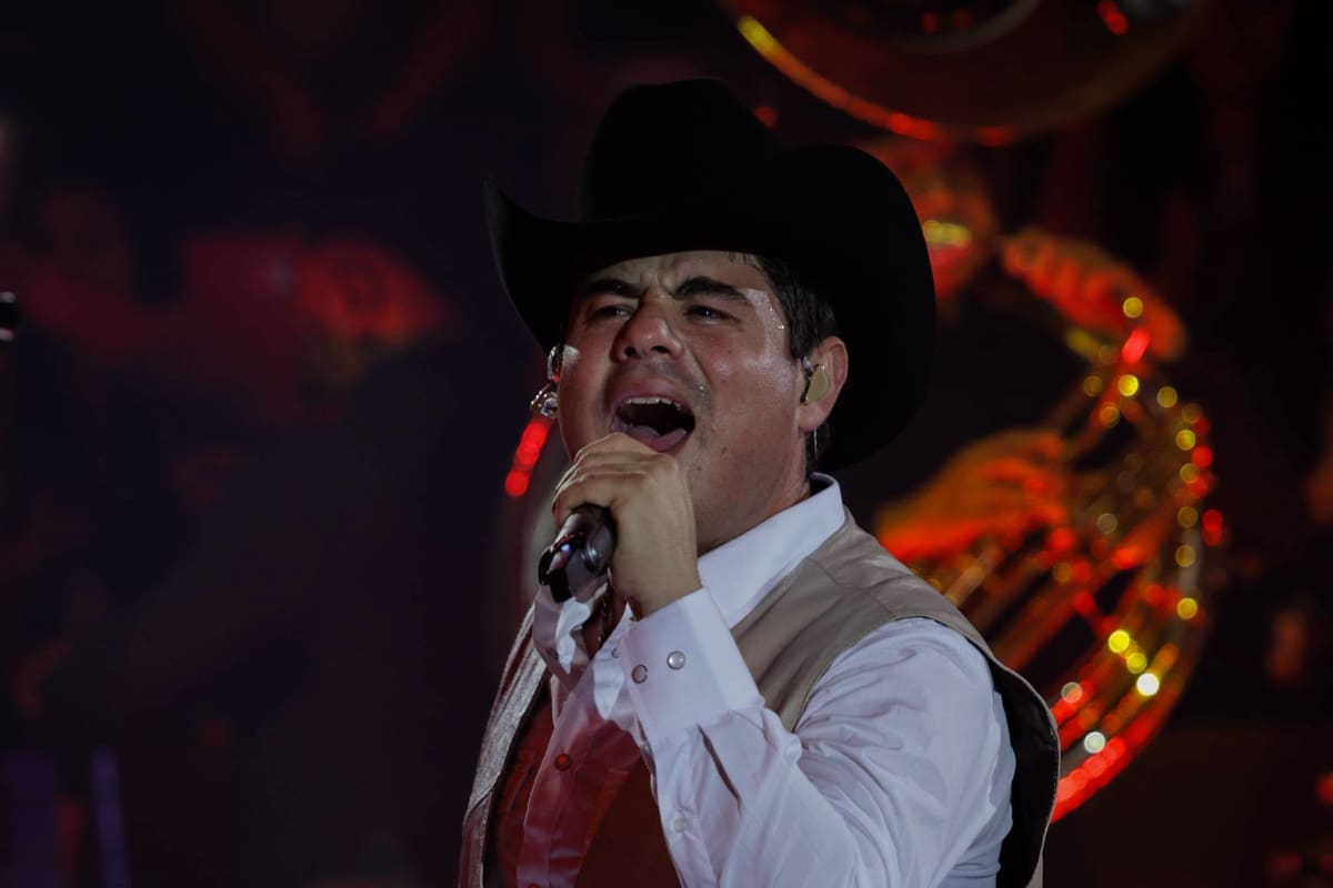 Alfredo Olivas llena el Palenque y celebra sus 33 años con los cachanillas
