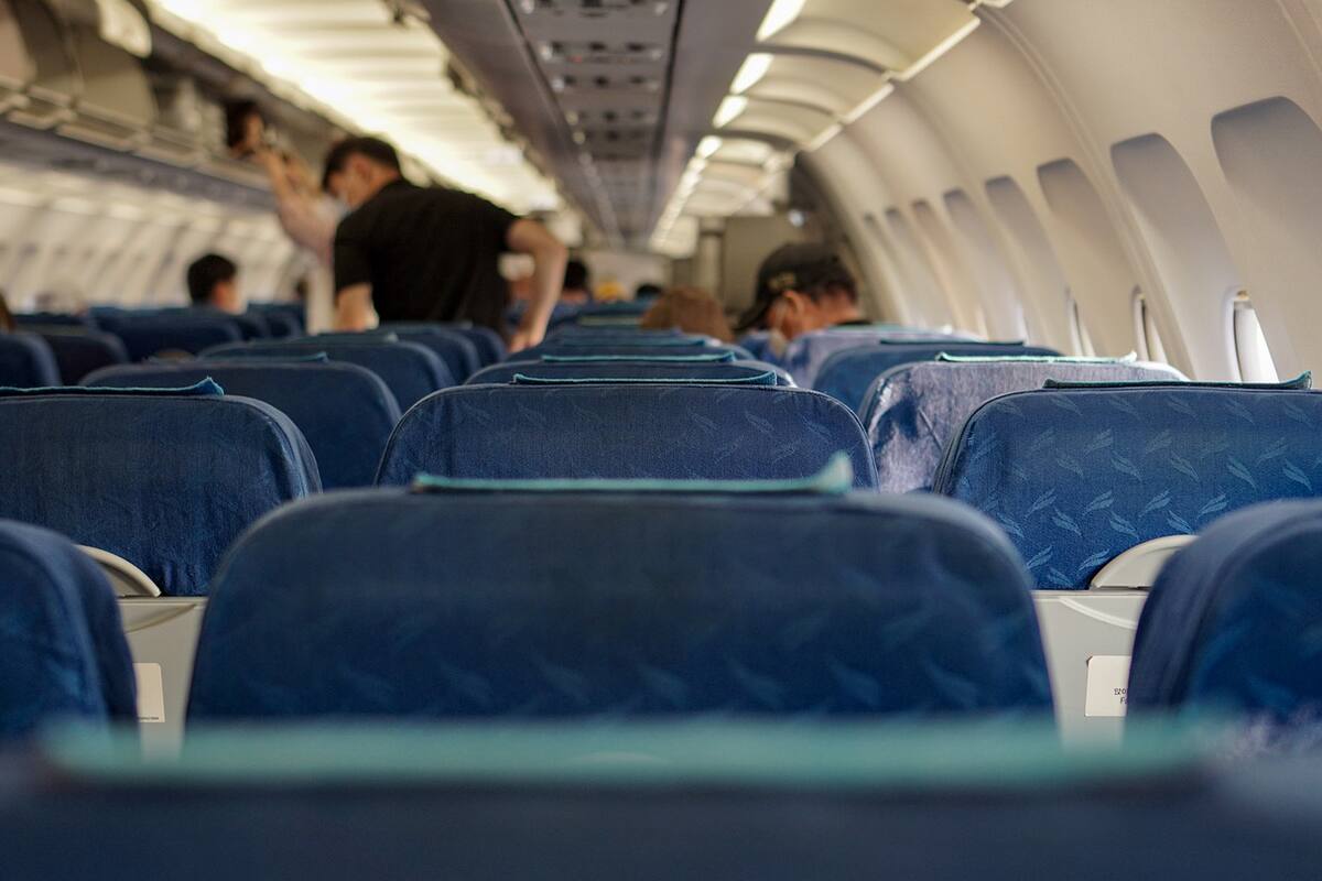 Pasajero contagia de Covid-19 a 4 personas en un vuelo de 18 horas