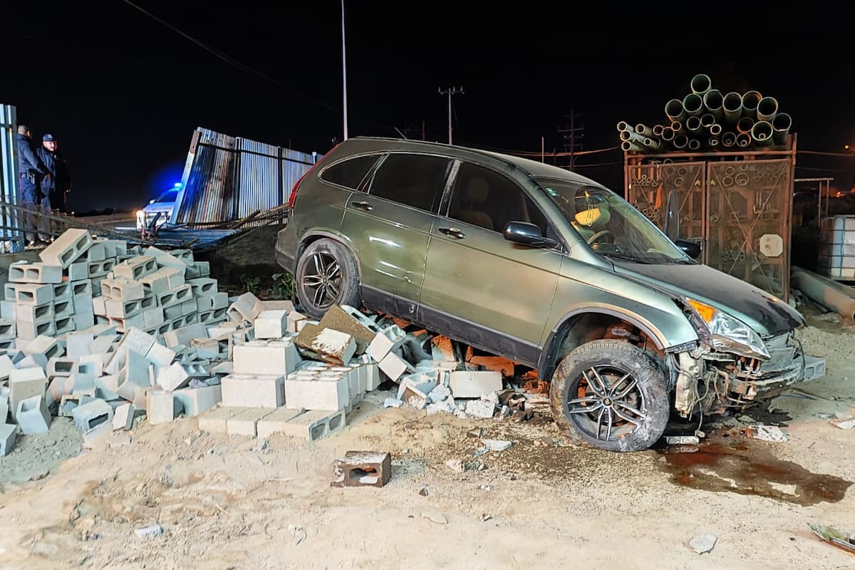 Joven pierde el control de su vehículo y choca contra la planta de la CESPM