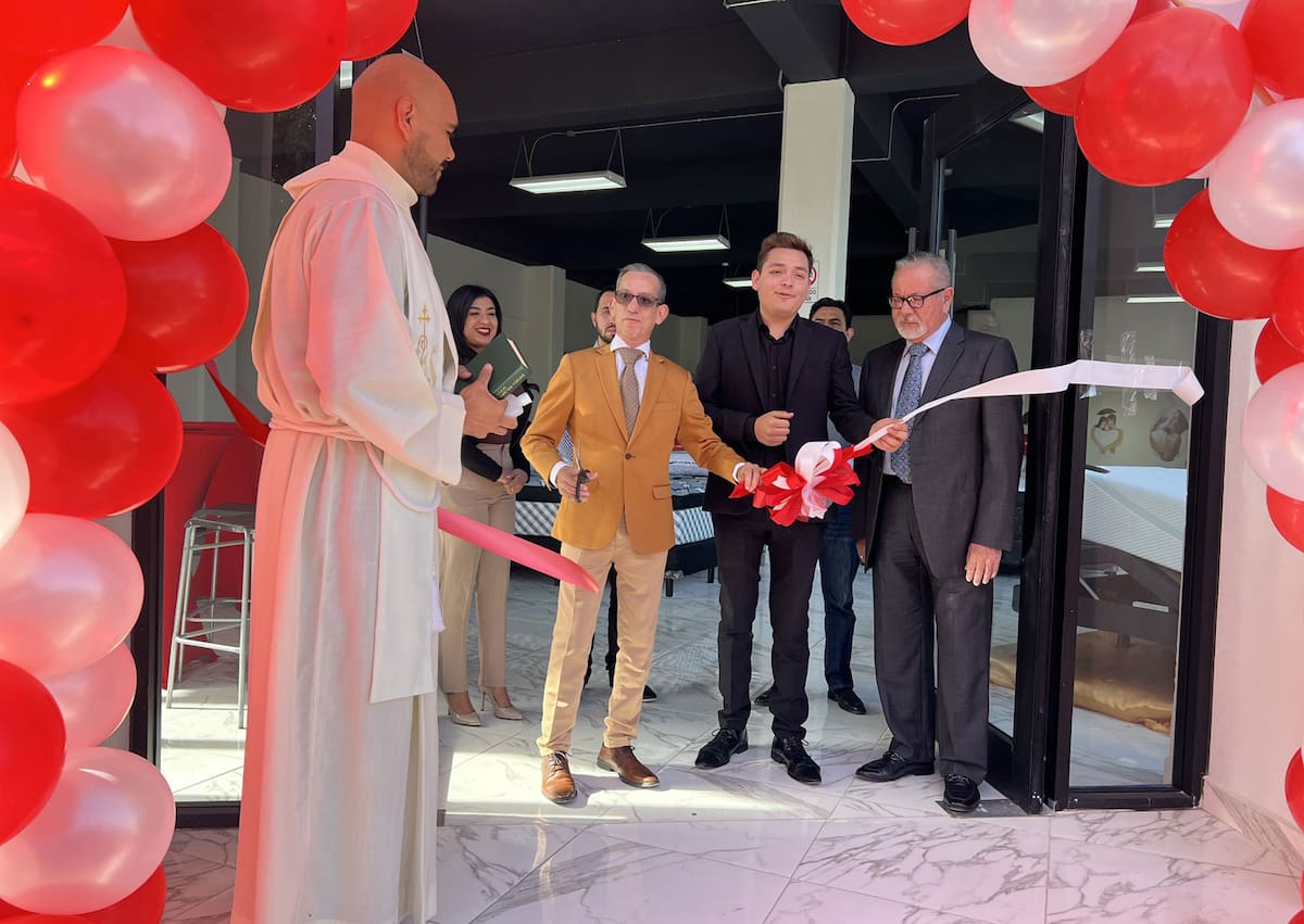 El corte de listón, encabezado por Jesús Antonio González, gerente de ventas de Plaza Baja California.