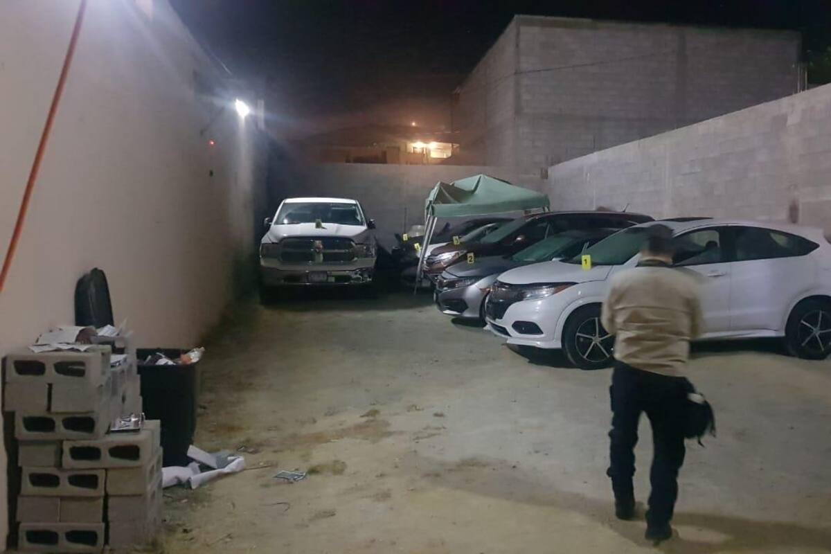 Realizan un cateo y policías localizan 8 vehículos y motos