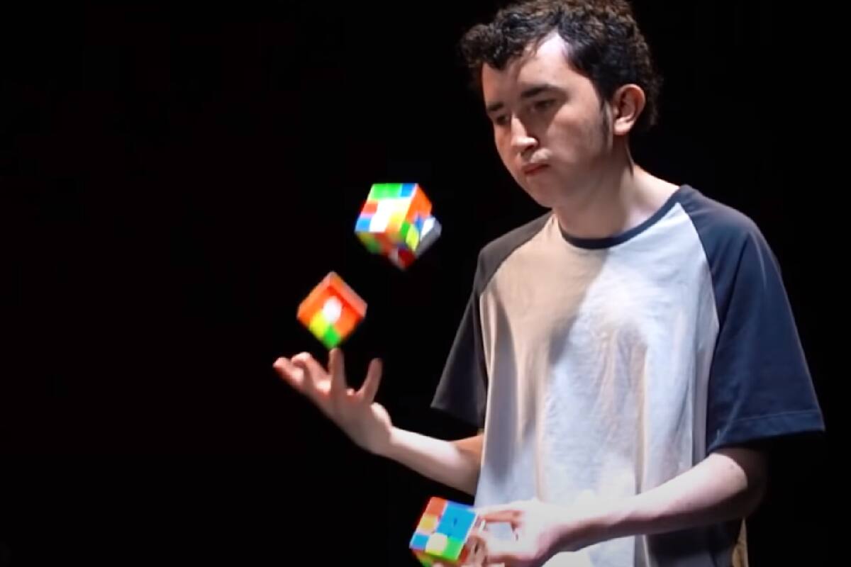 VIDEO: Joven colombiano superó su propio récord armando 3 cubos Rubik mientras hace malabares