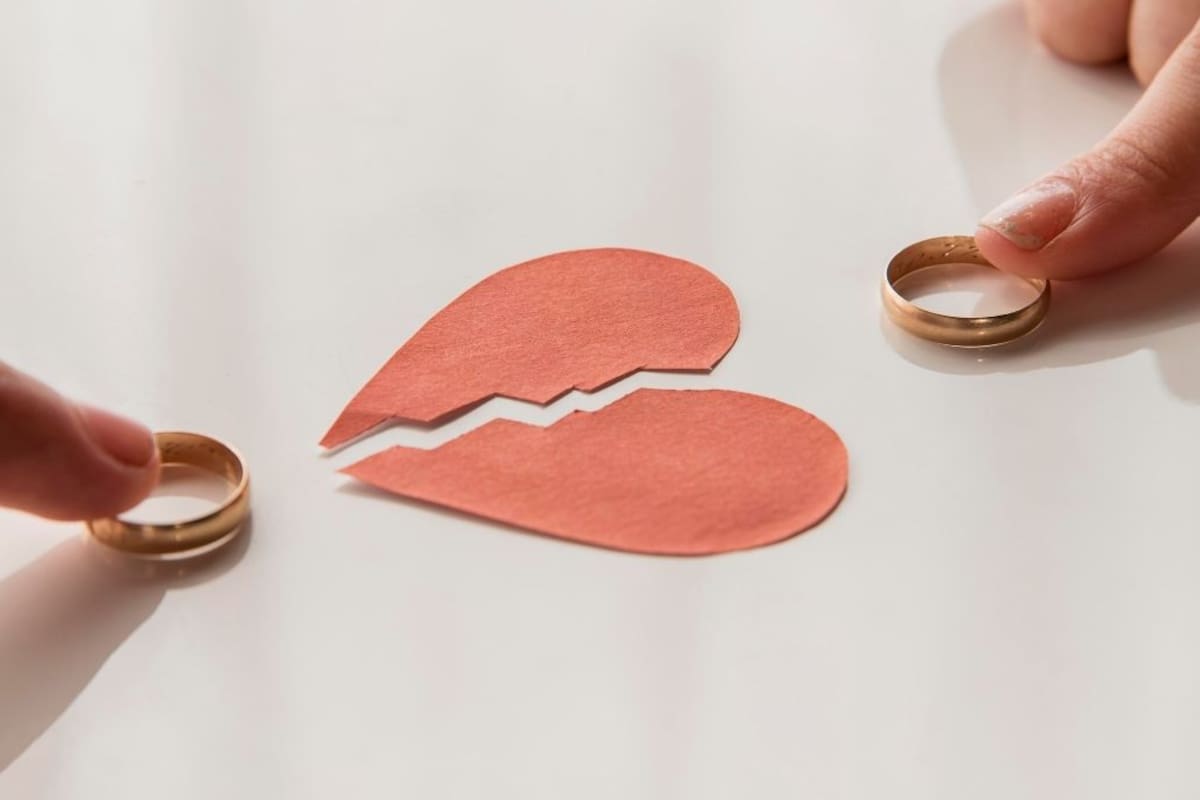 Los mexicanos se están divorciando cada vez más y se casan menos de acuerdo con el Inegi tras registrarse una caída del 18 por ciento en los matrimonios y un aumento en la edad para casarse a 32 años en mujeres y 35 en hombres
