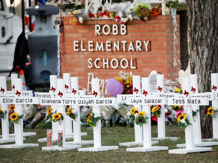 Jurado absuelve a exagente escolar por el tiroteo de Uvalde: no lo hallan culpable de poner en peligro a menores