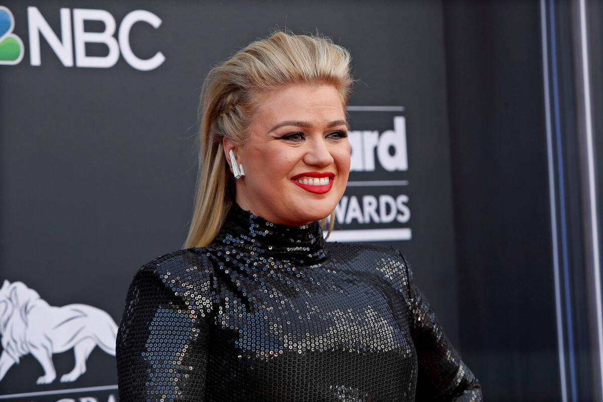 Canta Kelly Clarkson por primera vez en español