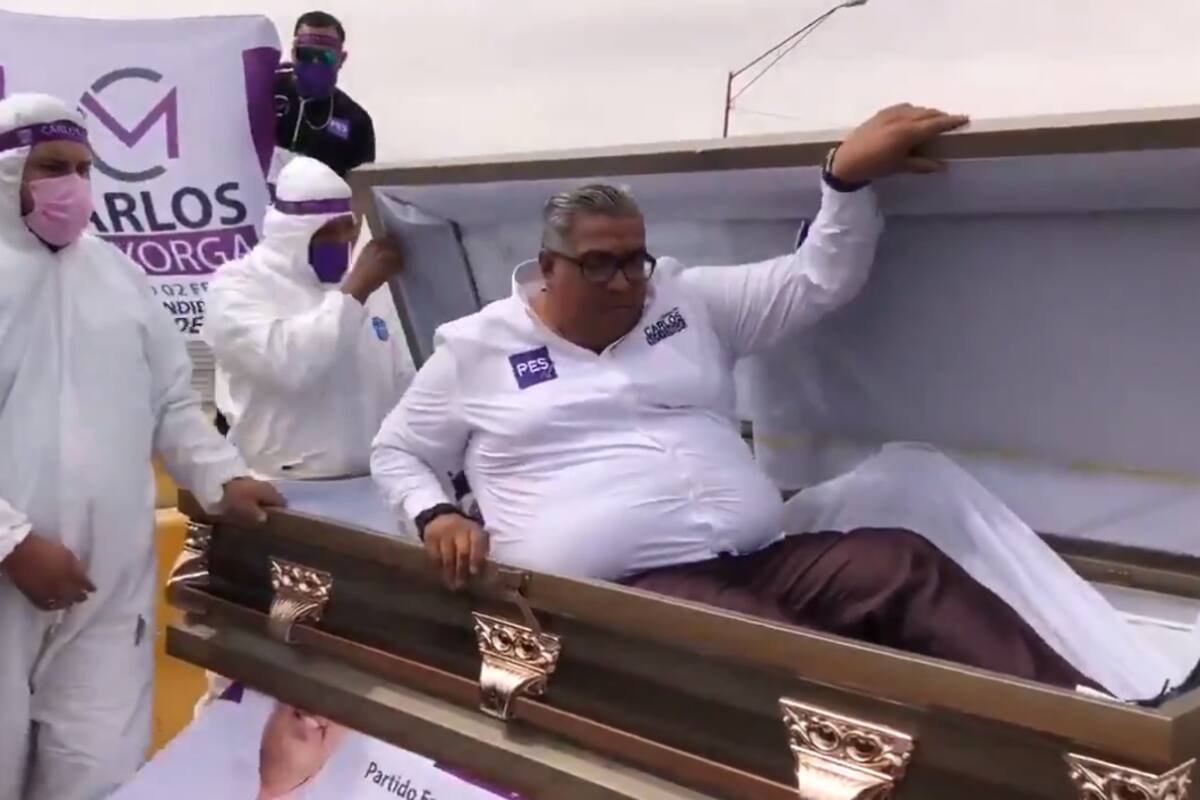 Candidato a diputado hace campaña en carroza y ataúd en Ciudad Juárez
