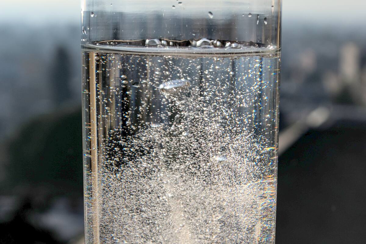 ¿Cómo funciona la pastilla Alka-Seltzer en el estómago?