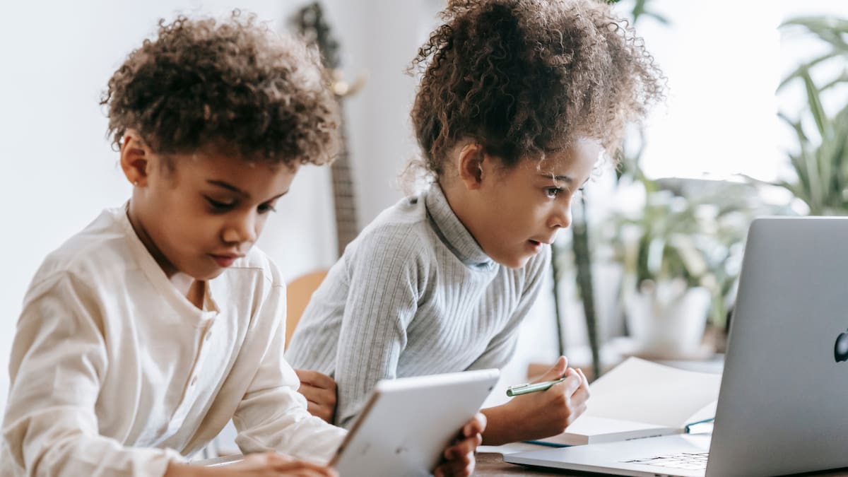 Un estudio internacional analizó a casi 300 mil niños y encontró que el uso excesivo de pantallas se relaciona con problemas emocionales y de conducta, como ansiedad, agresividad e hiperactividad/Foto: Canva