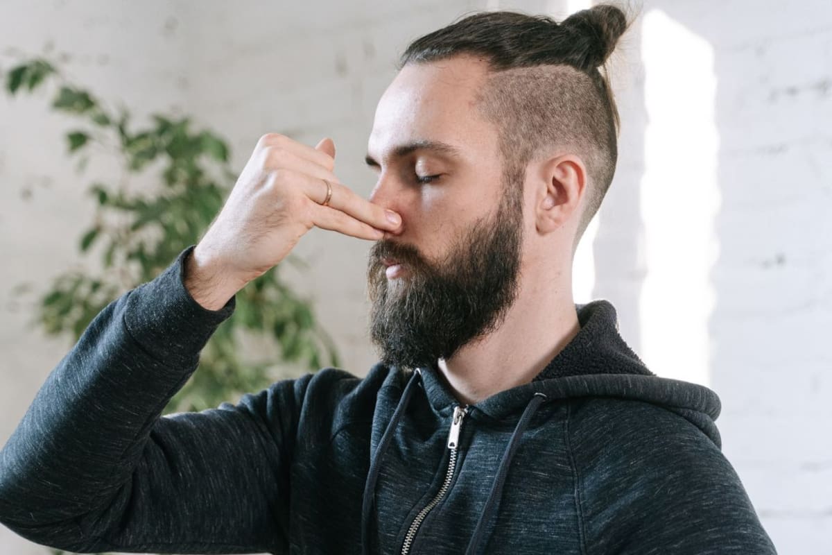 El ejercicio de respiración de 15 minutos que podría ayudar a reducir la presión baja, según expertos