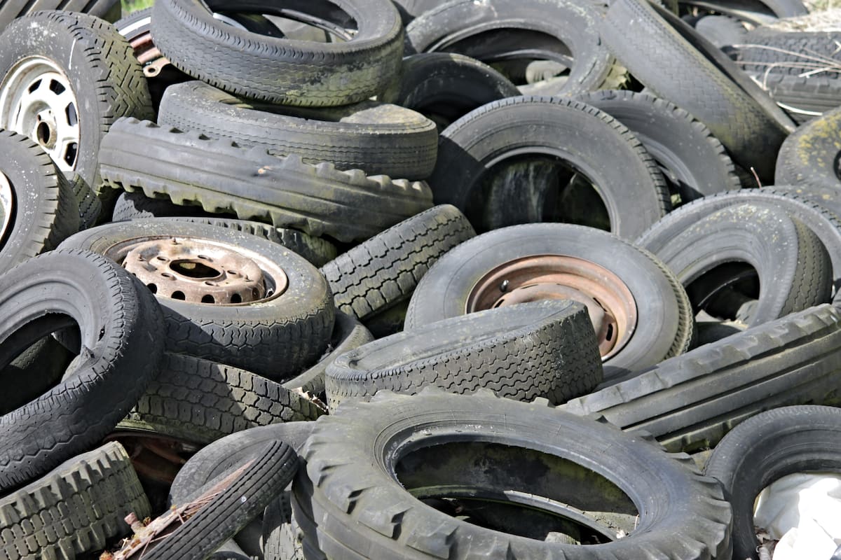 Antes de desechar las llantas viejas, conoce 7 formas útiles de reutilizarlas en tu hogar sin poner en riesgo tu patio