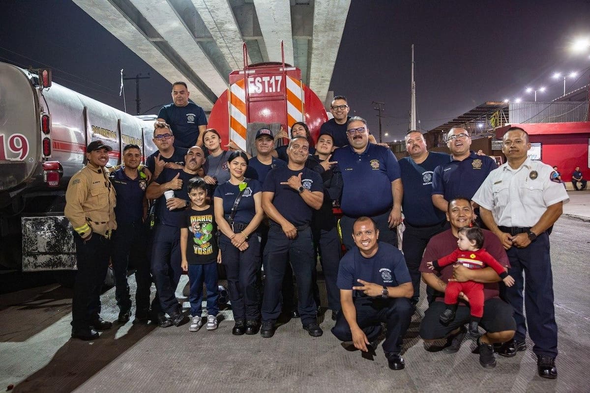 Elementos del Cuerpo de Bomberos de Tijuana celebraron el 104 aniversario de la corporación con música, mariachi y convivencia frente a la estación. Foto: Border Zoom.