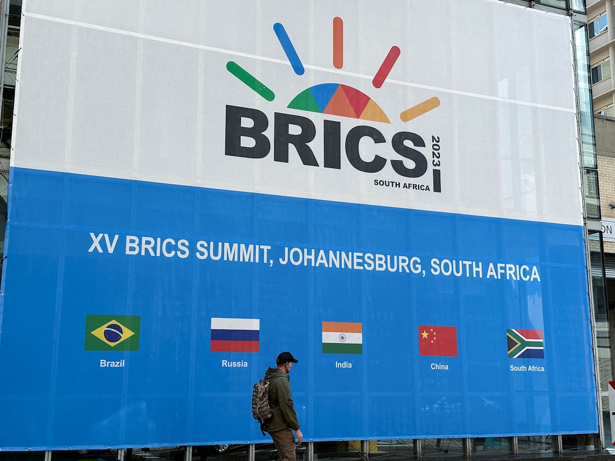 FOTO DE ARCHIVO: Una persona pasa por delante del Centro de Convenciones de Sandton, que acoge la Cumbre de los BRICS, en Johannesburgo, Sudáfrica. 19 de agosto de 2023. REUTERS/James Oatway
