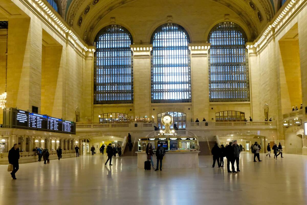 Nueva York: Joven de 20 años muere luego de caer a las vías del metro