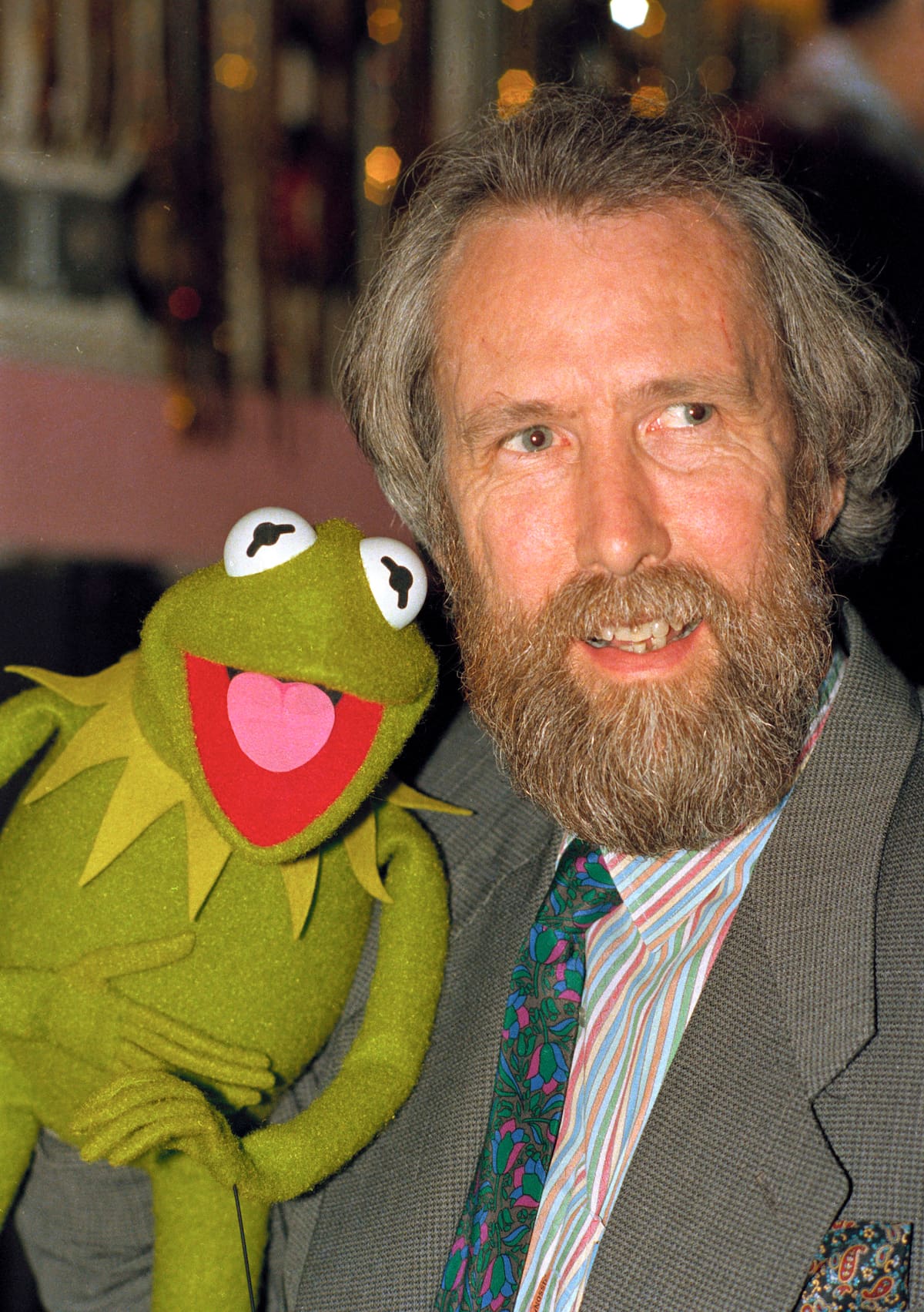 En esta foto de archivo de febrero de 1988, Jim Henson, creador de los Muppets, posa con la Rana René. El popular programa infantil "Sesame Street" celebra su 50mo aniversario. (AP Foto, Archivo)