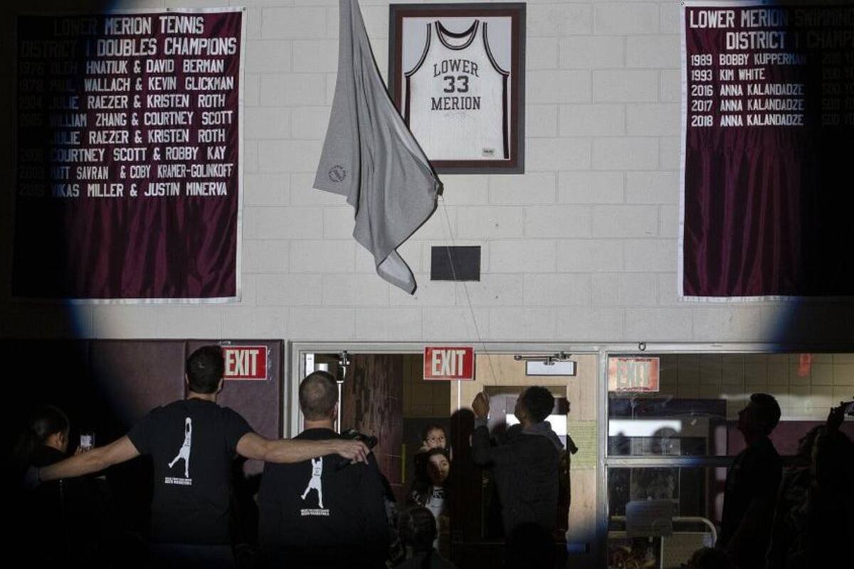 Jersey robada de Kobe Bryant es recuperada y regresa a su lugar de procedencia