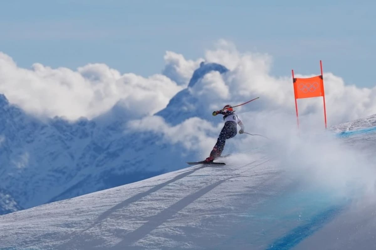 La estadounidense Breezy Johnson compite durante una carrera de descenso de esquí alpino femenino en los Juegos Olímpicos de Invierno de 2026 en Cortina d'Ampezzo, Italia, el domingo 8 de febrero de 2026. | Crédito: AP/Jacquelyn Martin