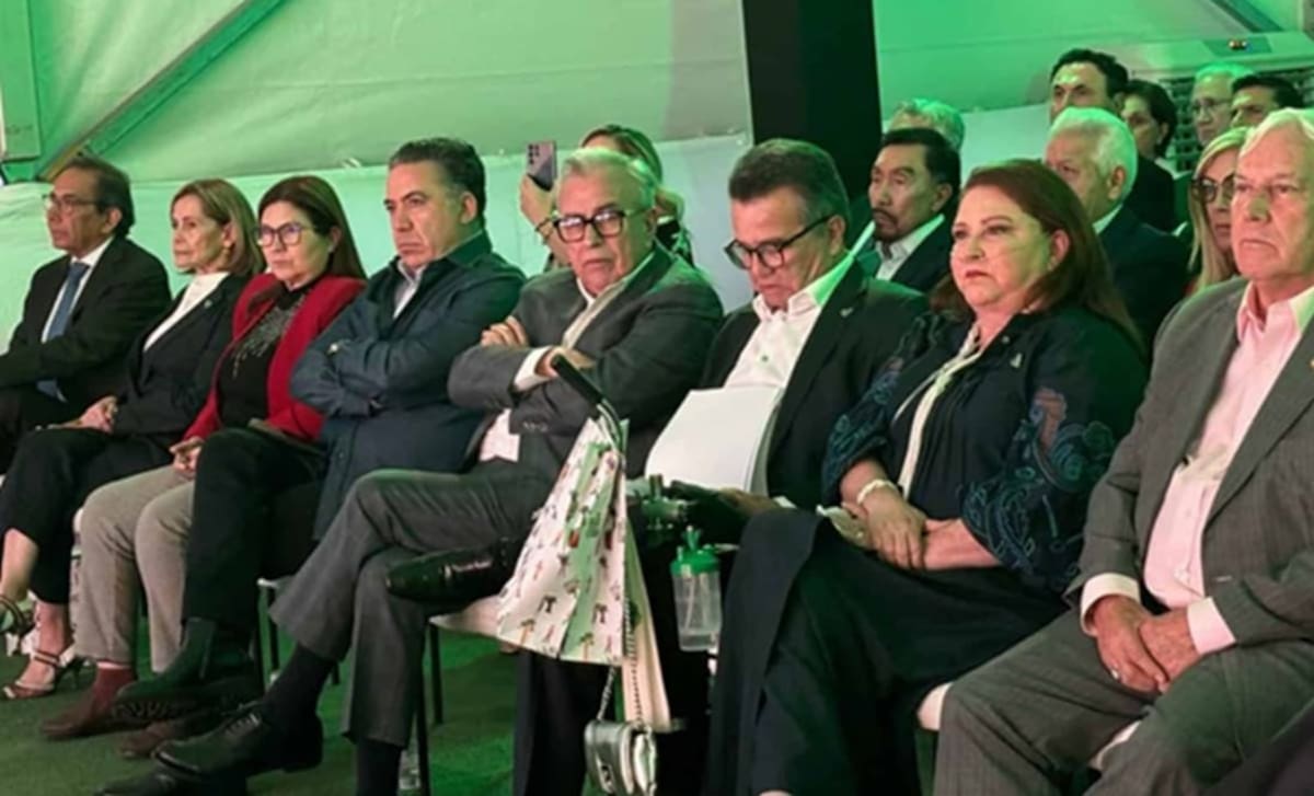 El gobernador Rubén Rocha Moya junto Jesús Vizcarra Calderón, dueño de Su Karne y Salud Digna, captados por El Universal.