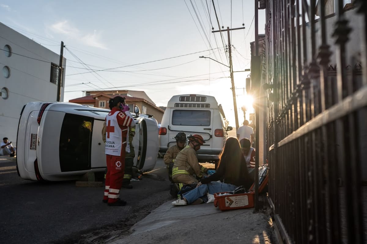 Vehículo de plataforma termina volcado en Playas de Tijuana; una mujer fue trasladada a un hospital