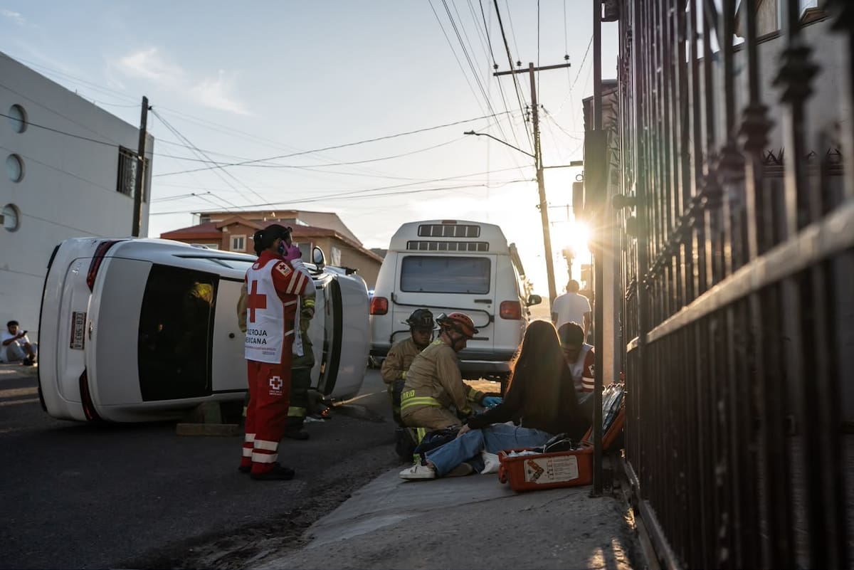 Un vehículo de plataforma terminó volcado en la calle Tifón, en Playas de Tijuana.