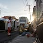Vehículo de plataforma termina volcado en Playas de Tijuana; una mujer fue trasladada a un hospital