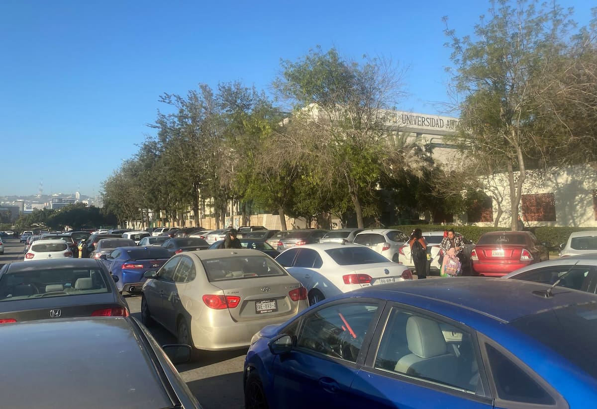 De acuero con la vicerrectoría de la UABC, las dobles o hasta triples filas que se dan día a día sobre la vía pública no son generadas únicamente por estudiantes del CUES.