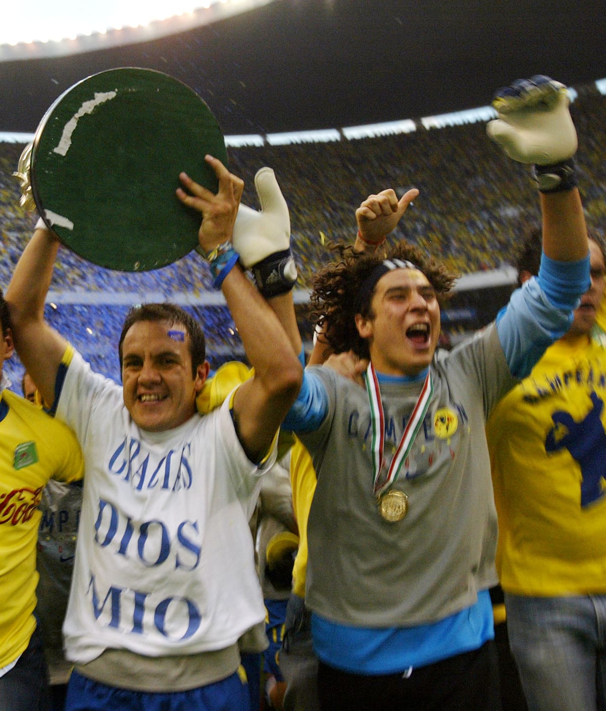 Cuauhtémoc Blanco y Guillermo Ochoa celebran el campeonato del Club América en el Clausura 2005 de la Liga MX. ( AP Photo/ Claudio Cruz)