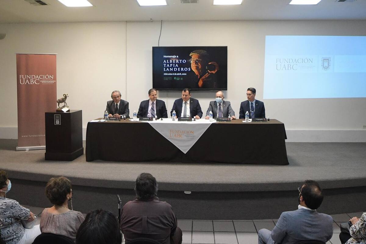 Rinden homenaje póstumo al maestro Alberto Tapia Landeros