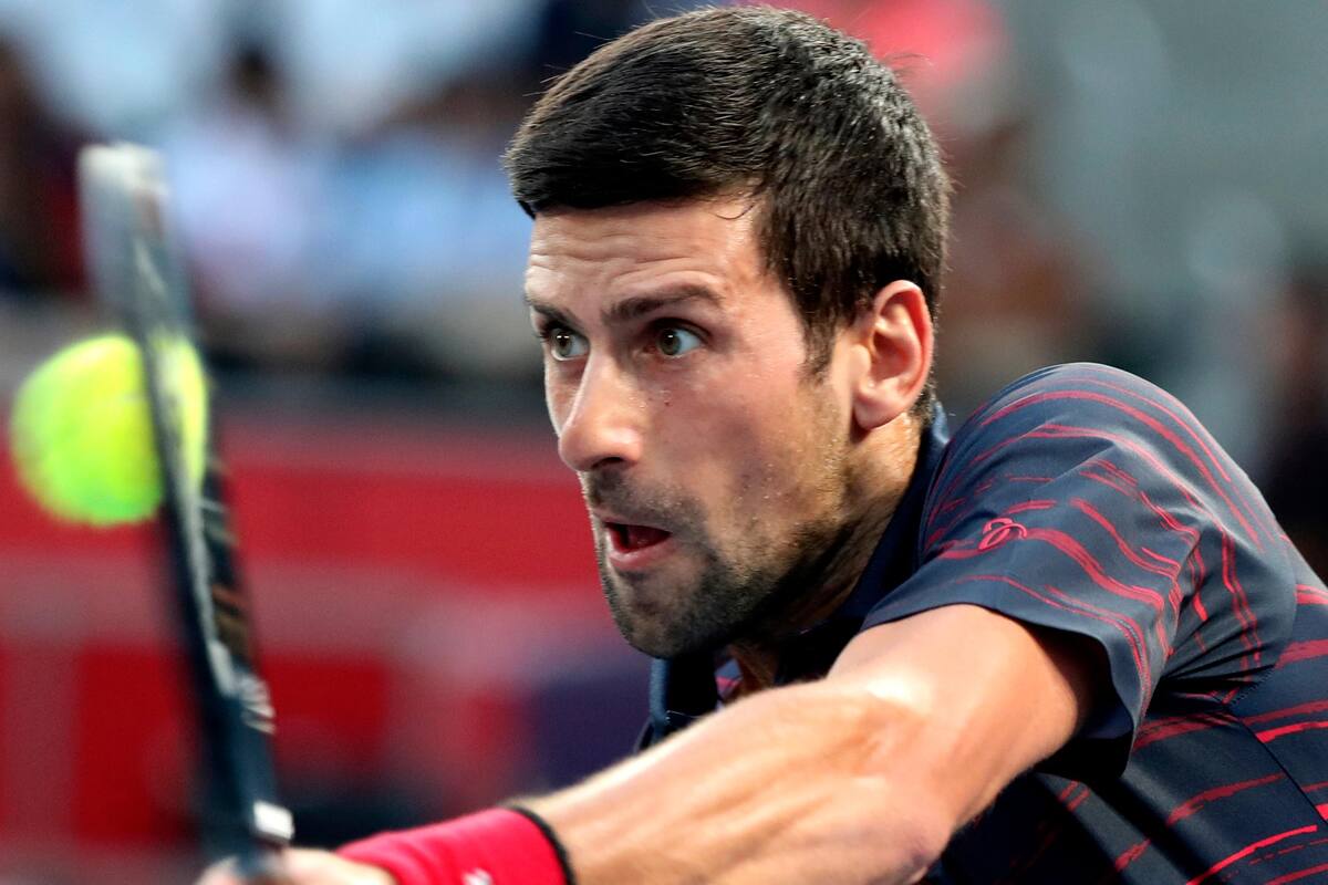 Juega Novak Djokovic tenis con niños en la calle