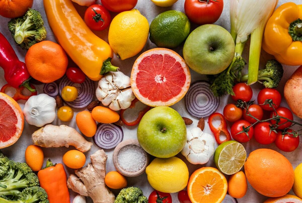 La clave está en consumir alimentos ricos en agua y nutrientes | Foto: freepik