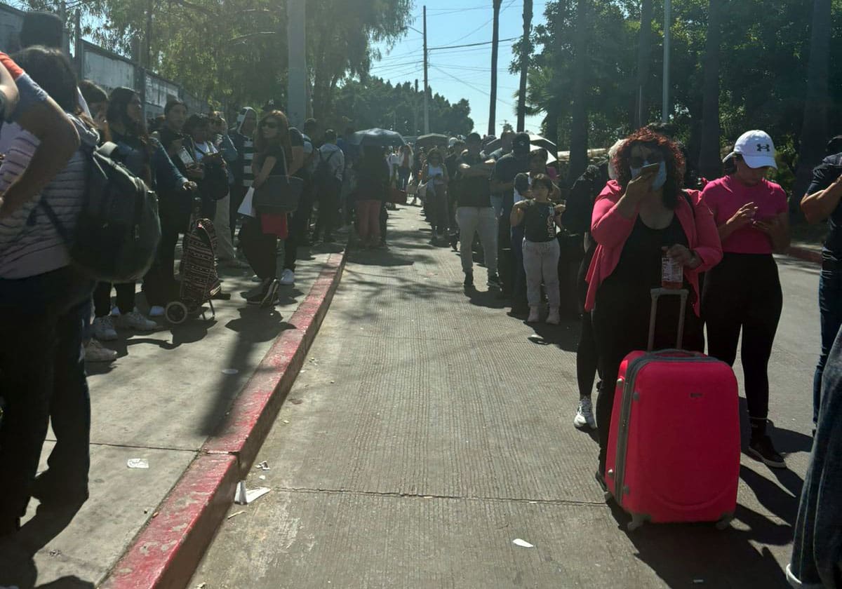Largas filas pueden verse en el cruce peatonal a causa de la caída en el sistema del CBP.